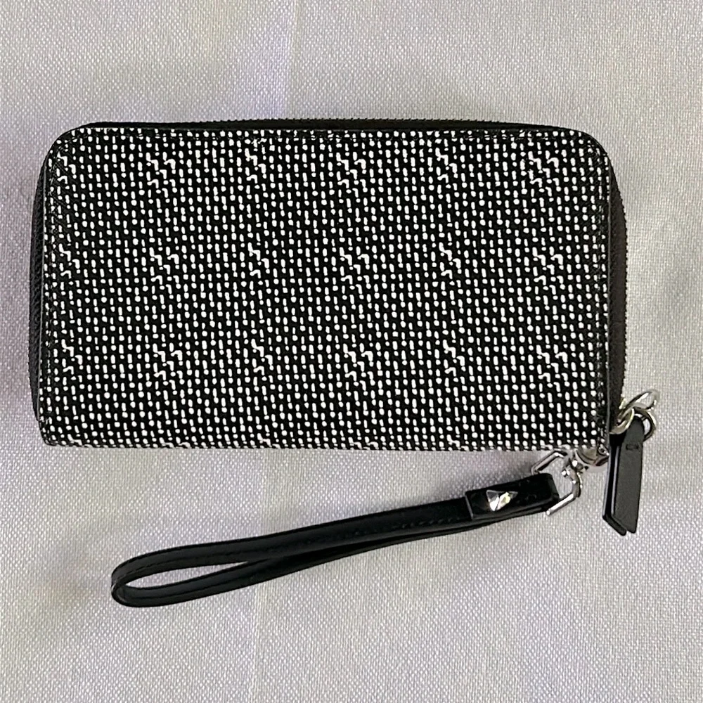 Stella & Dot Madison Tech Black White Patterned Zip Close Wristlet Wallet EUC
